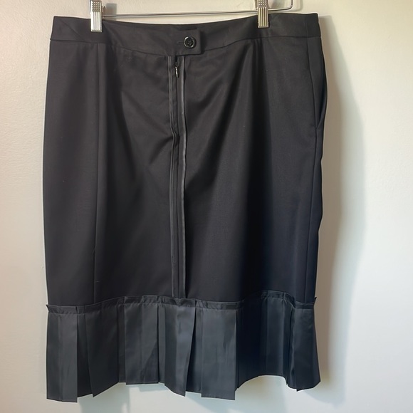 Gorgeous Simply Vera Wang tuxedo pencil skirt in size 12. Back detail is 🔥 - Picture 7 of 11